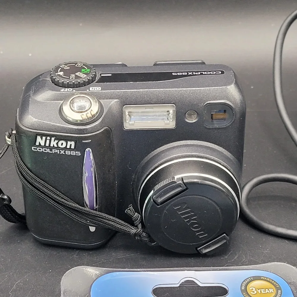 Nikon Coolpix 885 Camera With Batteries And Memory Card Reader Read Description